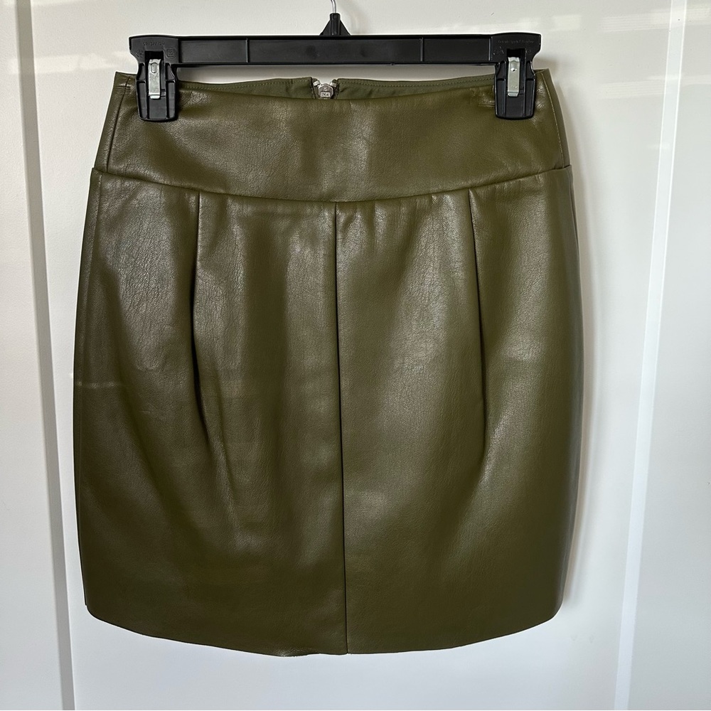 Express Vegan Leather O-ring Zip Front Mini Skirt Olive Green Sz 4 Fits 2 NWT - Picture 5 of 10